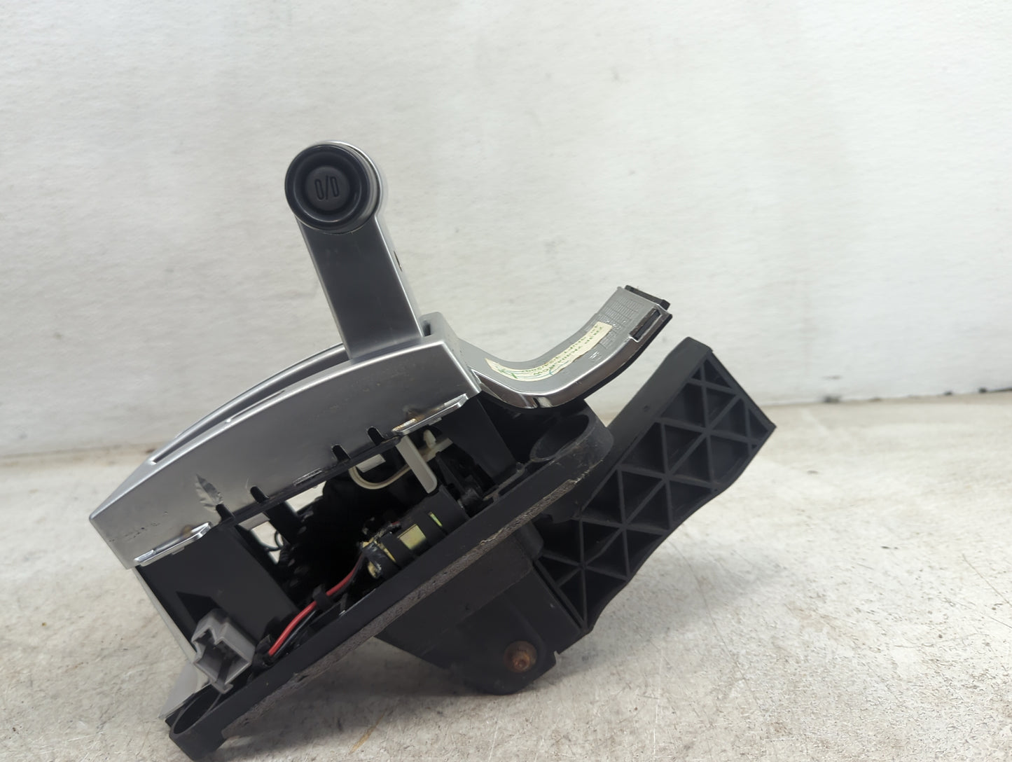 2007 Ford Mustang Floor Console Assembly Shifter - Oemusedautoparts1.com