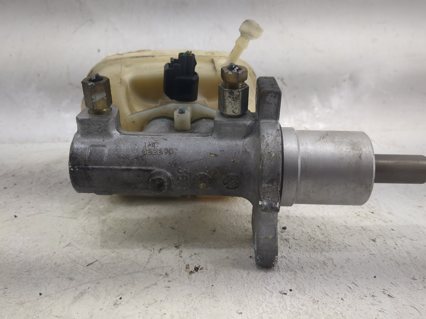2005-2008 Ford Mustang Brake Master Cylinder - Oemusedautoparts1.com