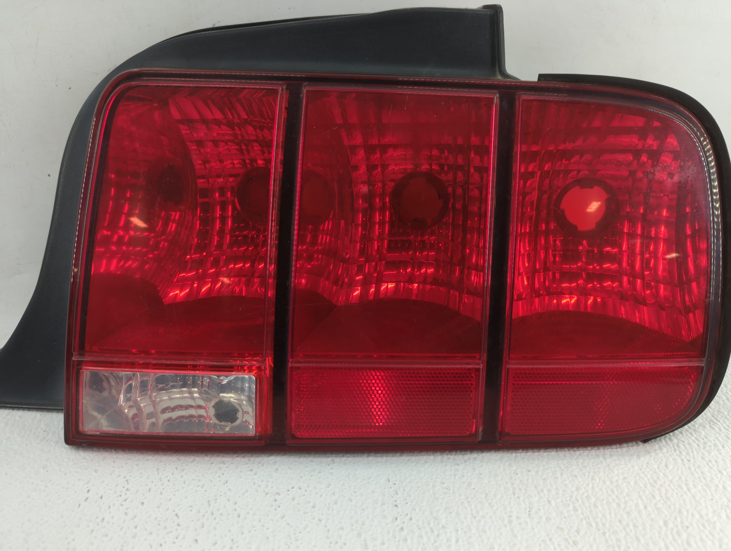 2005-2009 Ford Mustang Tail Light Assembly Passenger Right OEM P/N:8R33-13B504-AB 8R33-13B504-AA Fits OEM Used Auto Parts - 