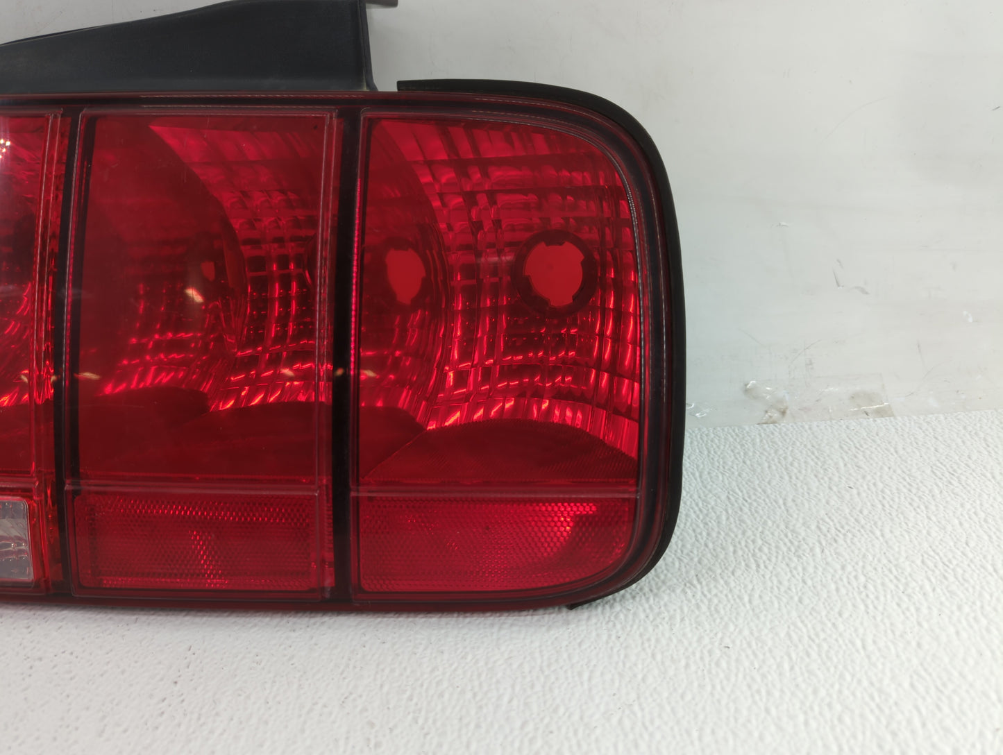 2005-2009 Ford Mustang Tail Light Assembly Passenger Right OEM P/N:8R33-13B504-AB 8R33-13B504-AA Fits OEM Used Auto Parts - 