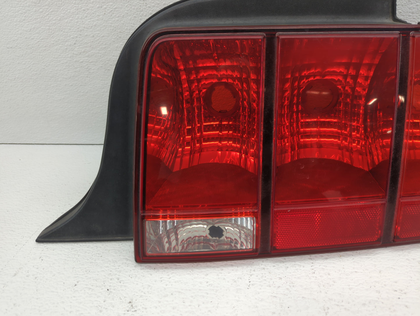 2005-2009 Ford Mustang Tail Light Assembly Passenger Right OEM P/N:6R33-13B504-AH 4R3T-13A412-G28 Fits OEM Used Auto Parts -
