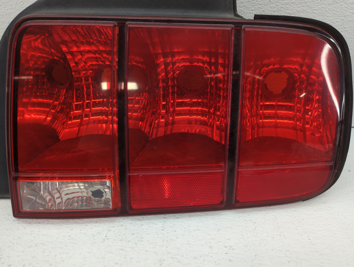 2005-2009 Ford Mustang Tail Light Assembly Passenger Right OEM P/N:6R33-13B504-AH 4R3T-13A412-G28 Fits OEM Used Auto Parts -