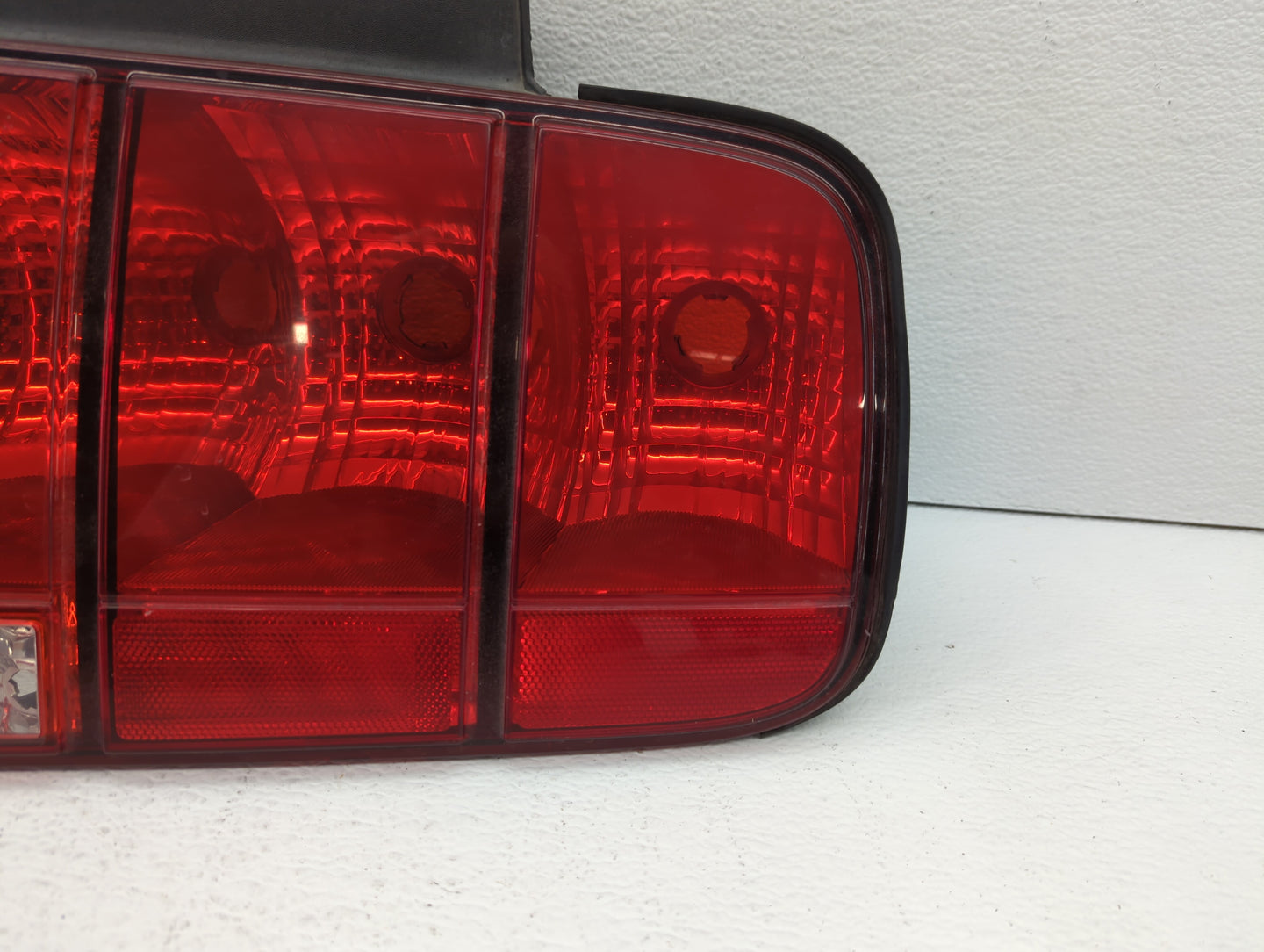 2005-2009 Ford Mustang Tail Light Assembly Passenger Right OEM P/N:6R33-13B504-AH 4R3T-13A412-G28 Fits OEM Used Auto Parts -