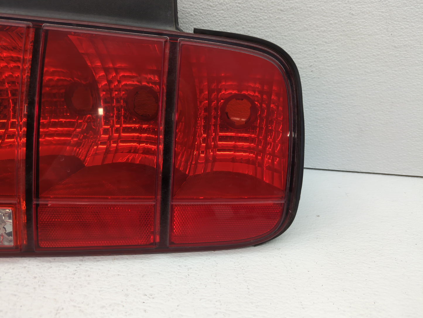 2005-2009 Ford Mustang Tail Light Assembly Passenger Right OEM P/N:6R33-13B504-AH 4R3T-13A412-G28 Fits OEM Used Auto Parts -