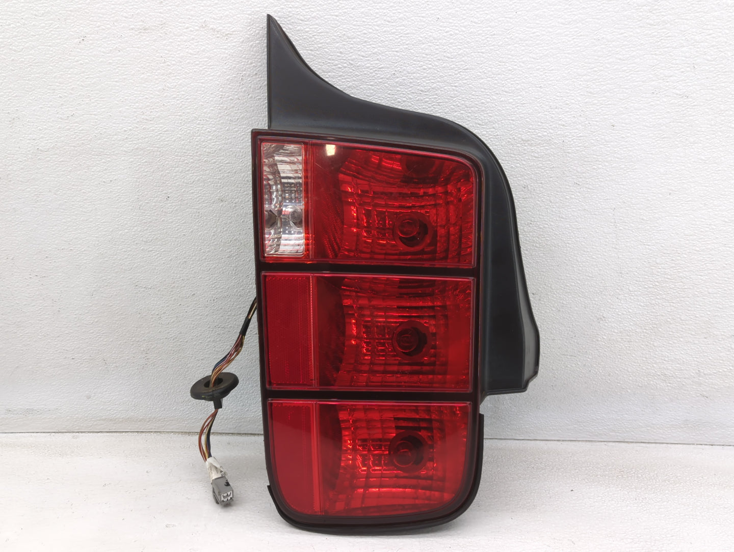 2005-2009 Ford Mustang Tail Light Assembly Passenger Right OEM P/N:6R33-13B504-AH Fits Fits 2005 2006 2007 2008 2009 OEM Use
