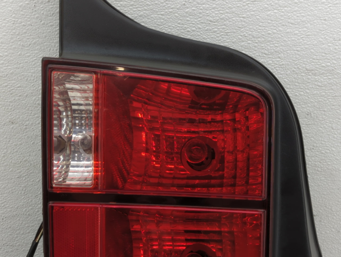 2005-2009 Ford Mustang Tail Light Assembly Passenger Right OEM P/N:6R33-13B504-AH Fits Fits 2005 2006 2007 2008 2009 OEM Use