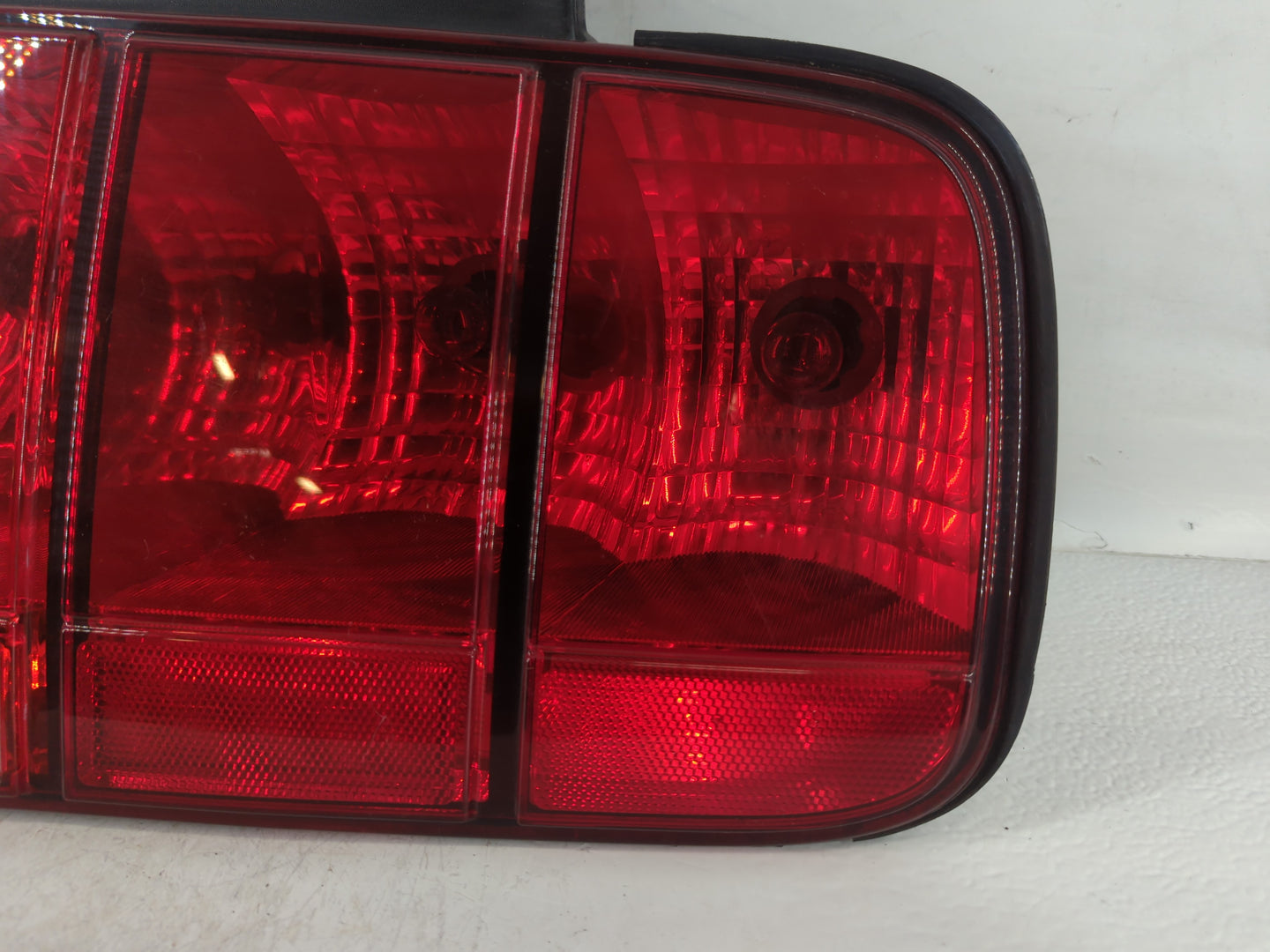 2005-2009 Ford Mustang Tail Light Assembly Passenger Right OEM P/N:6R33-13B504-AH Fits Fits 2005 2006 2007 2008 2009 OEM Use
