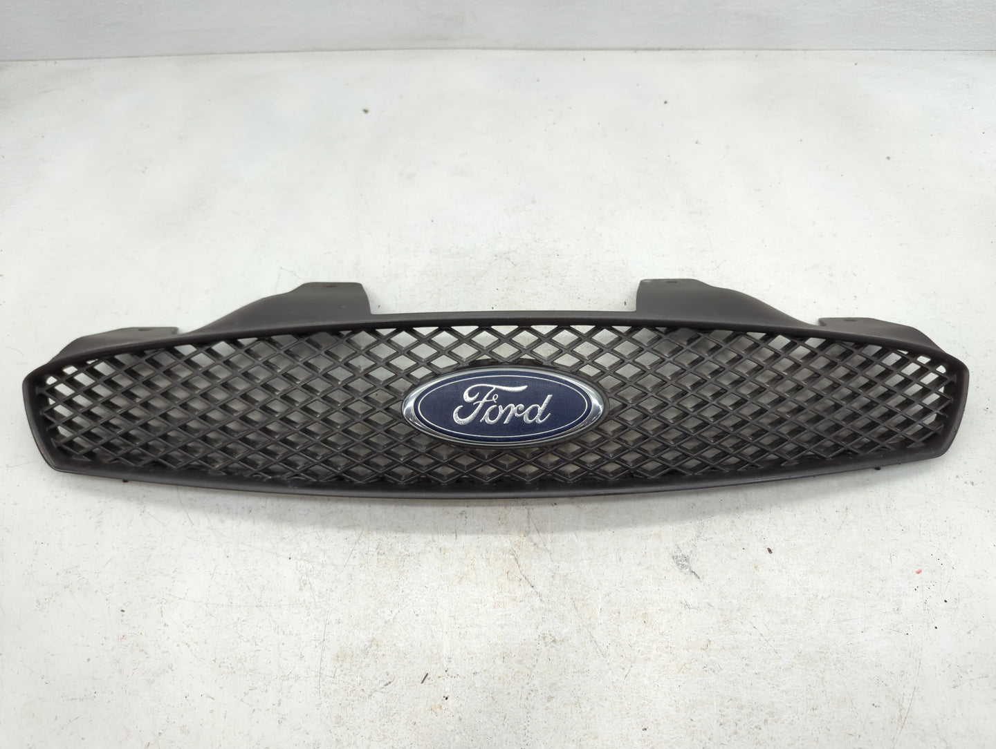 2004-2007 Ford Taurus Front Grille Bumper Not Included - Oemusedautoparts1.com