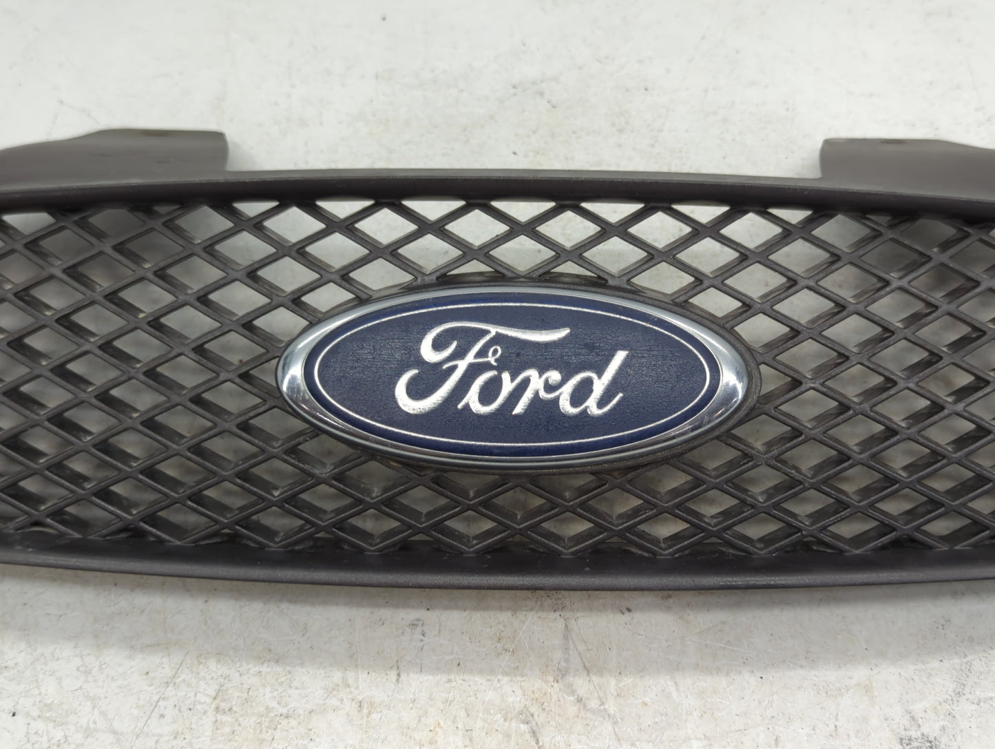 2004-2007 Ford Taurus Front Grille Bumper Not Included - Oemusedautoparts1.com