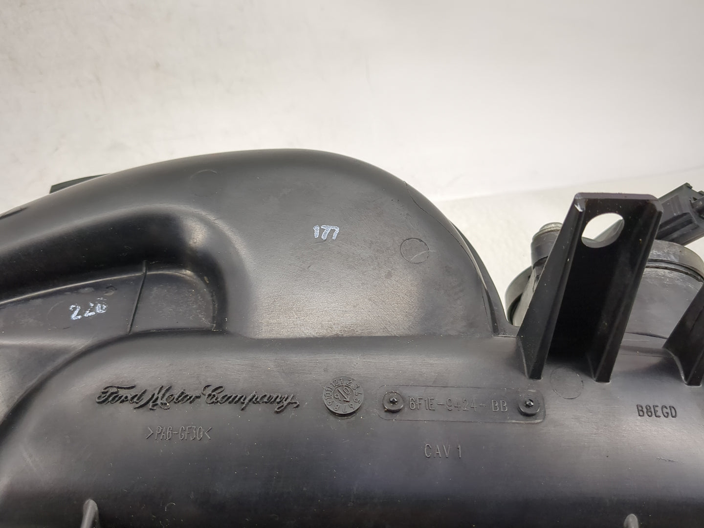 2004-2007 Ford Taurus Air Intake Manifold P/N:6F1E-9424-BB Fits Fits 2004 2005 2006 2007 OEM Used Auto Parts - Oemusedautopa