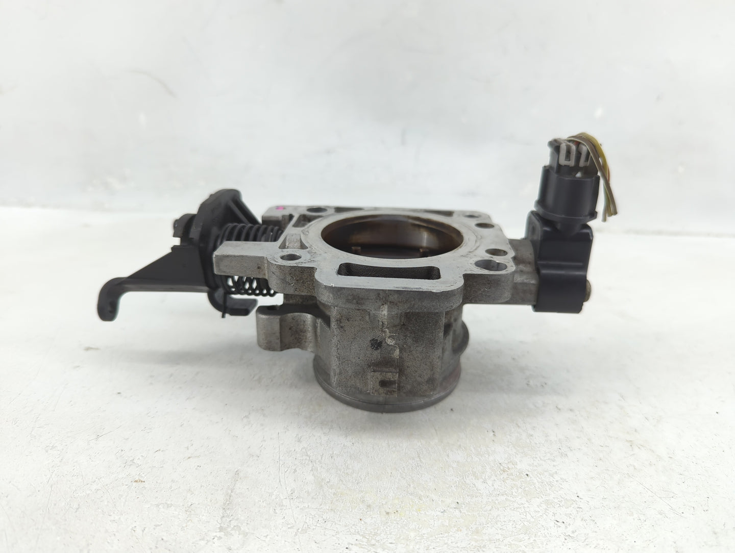 2000-2007 Ford Taurus Throttle Body P/N:3F1Z9E926AA Fits Fits 2000 2001 2002 2003 2004 2005 2006 2007 OEM Used Auto Parts - 
