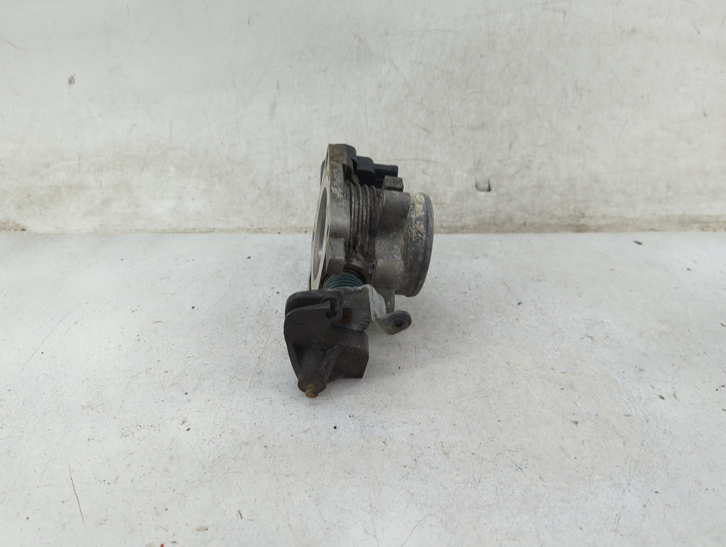 2000-2007 Ford Taurus Throttle Body P/N:F5RF 9B989 Fits Fits 2000 2001 2002 2003 2004 2005 2006 2007 OEM Used Auto Parts - O