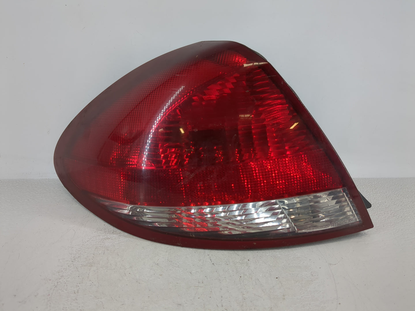 2004-2007 Ford Taurus Driver Left Side Deck Lid Mounted Tail Light 992945 - Oemusedautoparts1.com