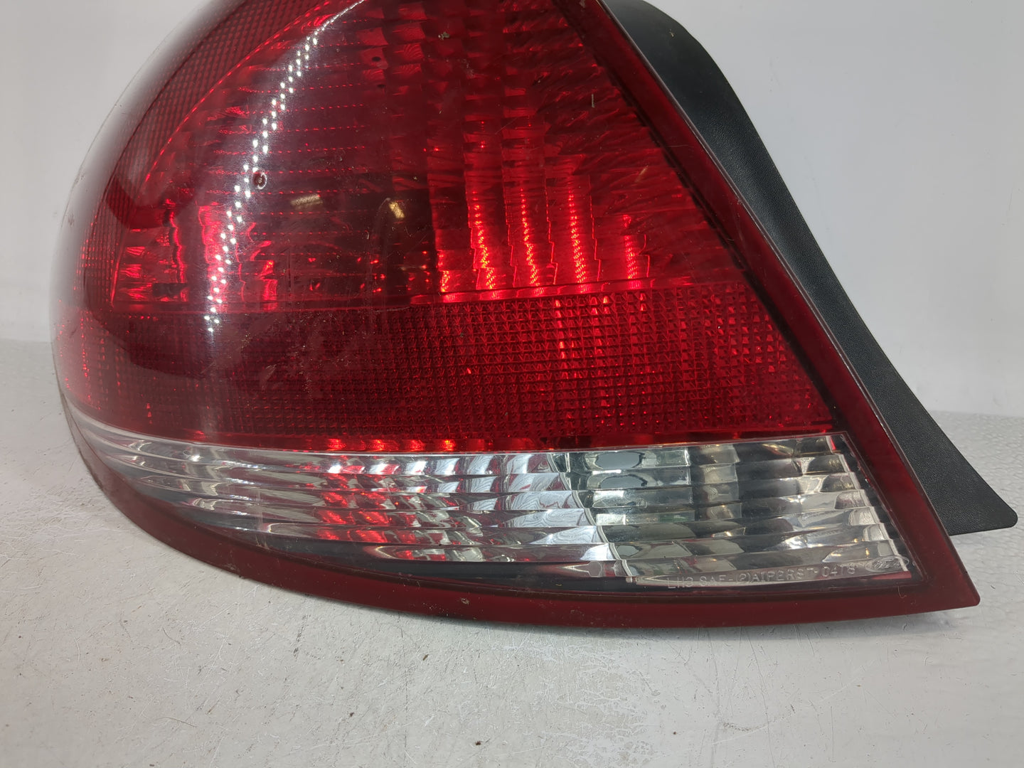 2004-2007 Ford Taurus Driver Left Side Deck Lid Mounted Tail Light 992945 - Oemusedautoparts1.com