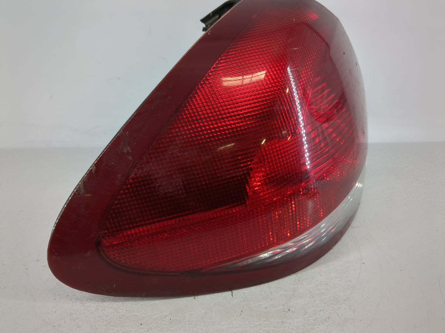 2004-2007 Ford Taurus Driver Left Side Deck Lid Mounted Tail Light 992945 - Oemusedautoparts1.com