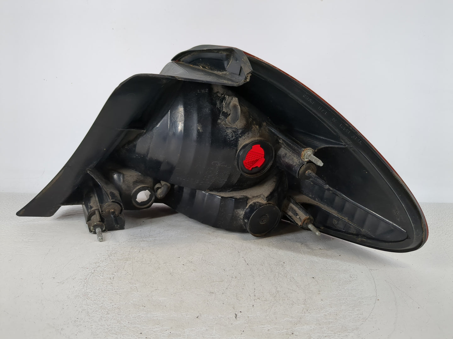 2004-2007 Ford Taurus Driver Left Side Deck Lid Mounted Tail Light 992945 - Oemusedautoparts1.com
