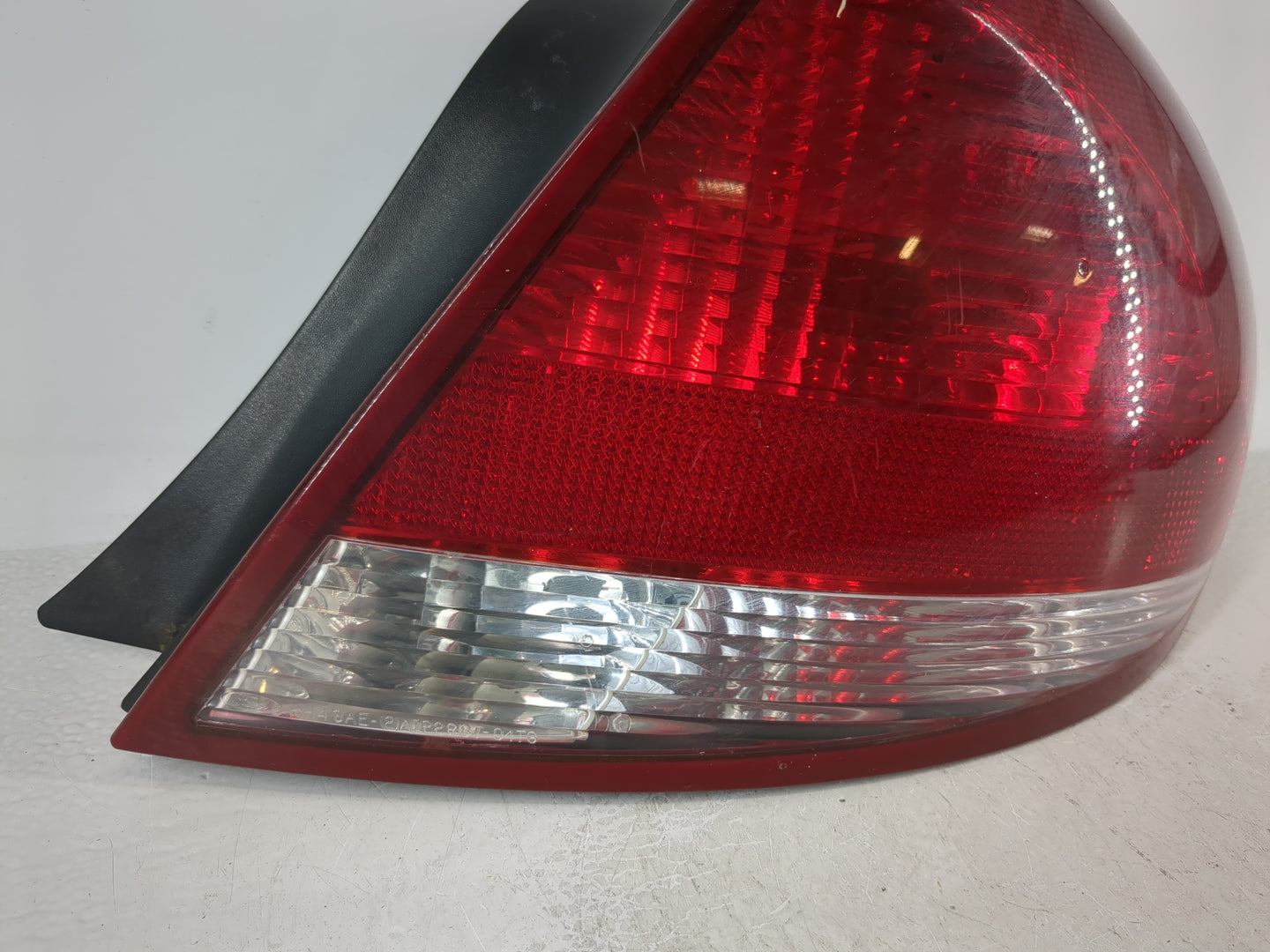 2004-2007 Ford Taurus Driver Left Side Deck Lid Mounted Tail Light 992989 - Oemusedautoparts1.com