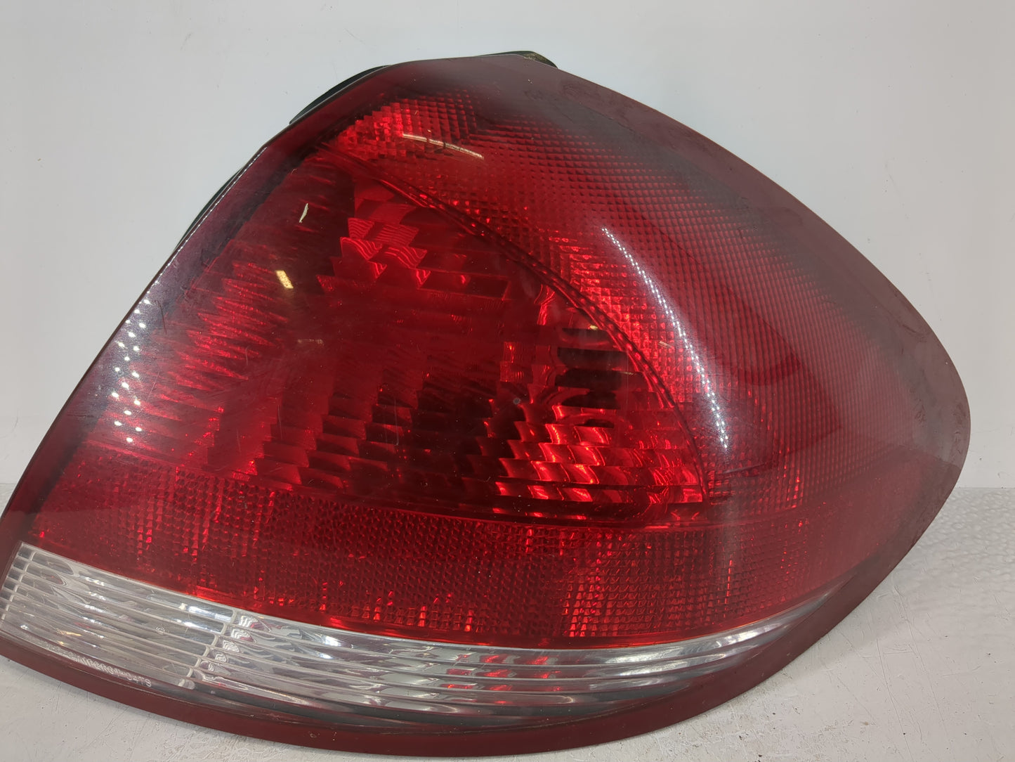 2004-2007 Ford Taurus Driver Left Side Deck Lid Mounted Tail Light 992989 - Oemusedautoparts1.com