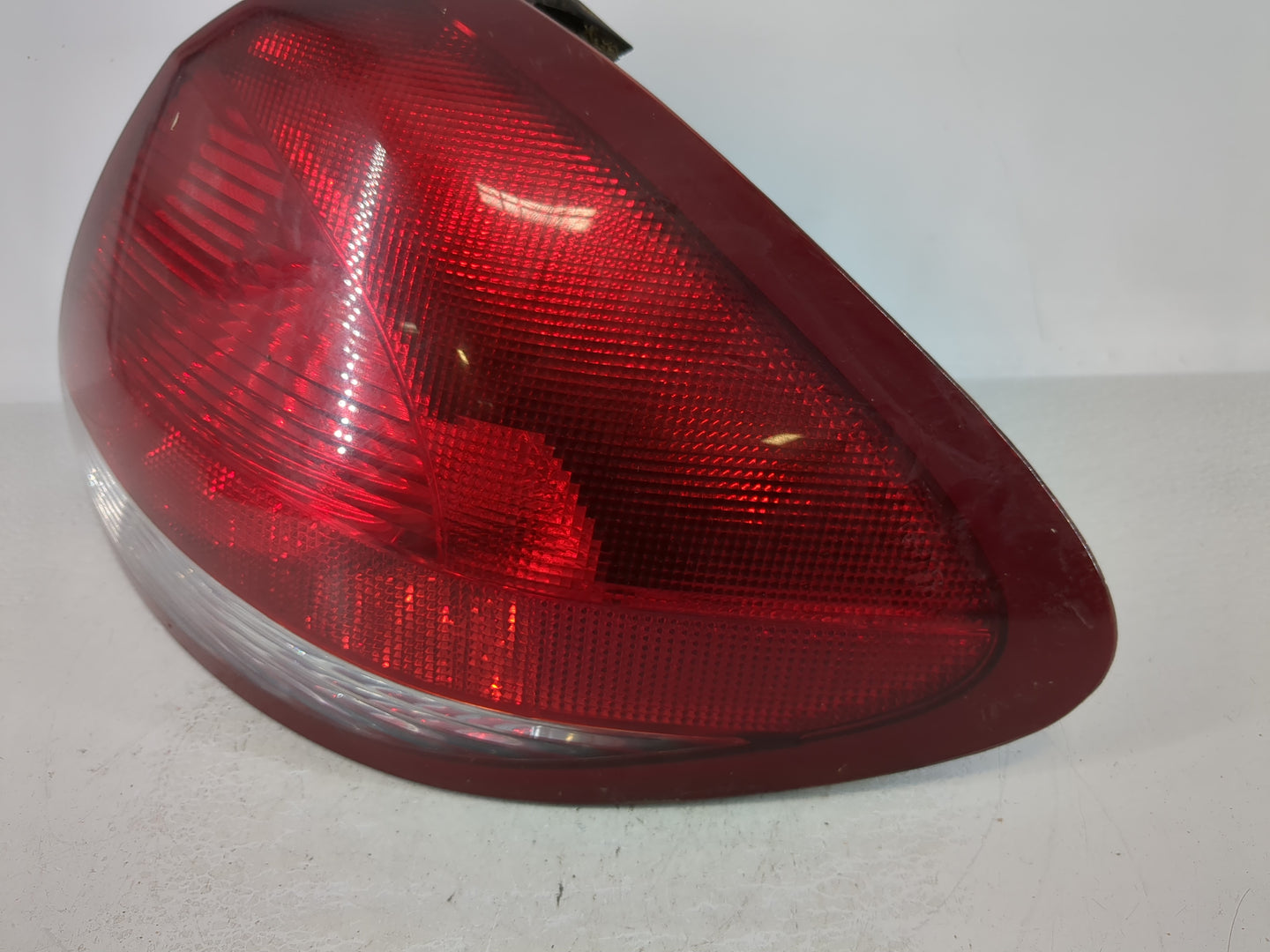 2004-2007 Ford Taurus Driver Left Side Deck Lid Mounted Tail Light 992989 - Oemusedautoparts1.com