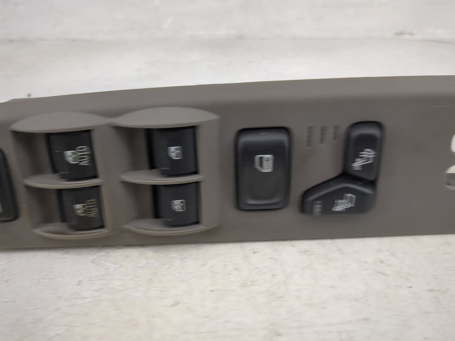 2006-2009 Gmc Envoy Master Power Window Switch Replacement Driver Side Left P/N:25866996 BP25866996Z100428P004 Fits OEM Used