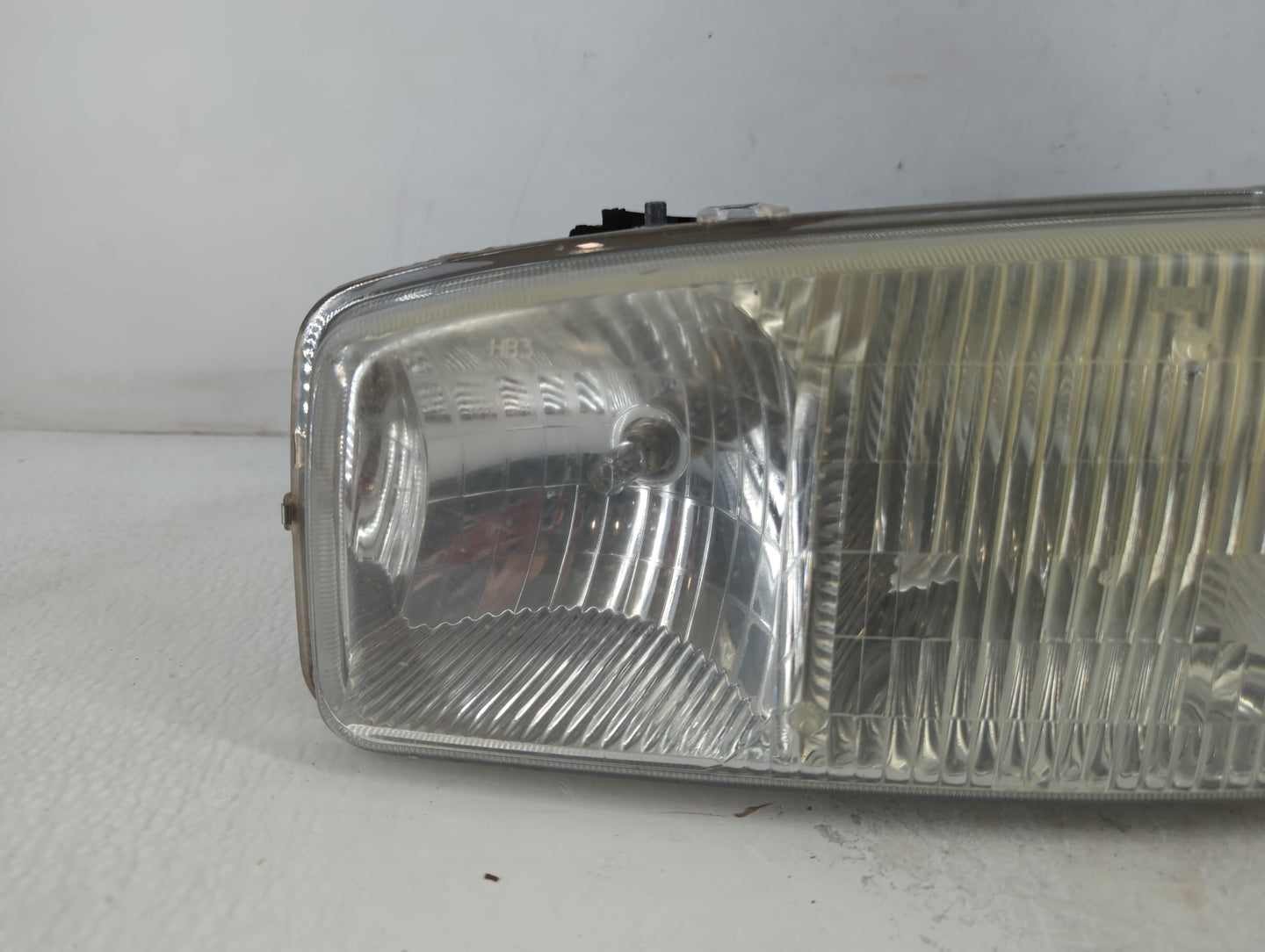 2007-2007 Gmc Sierra Passenger Right Oem Head Light Headlight Lamp - Oemusedautoparts1.com