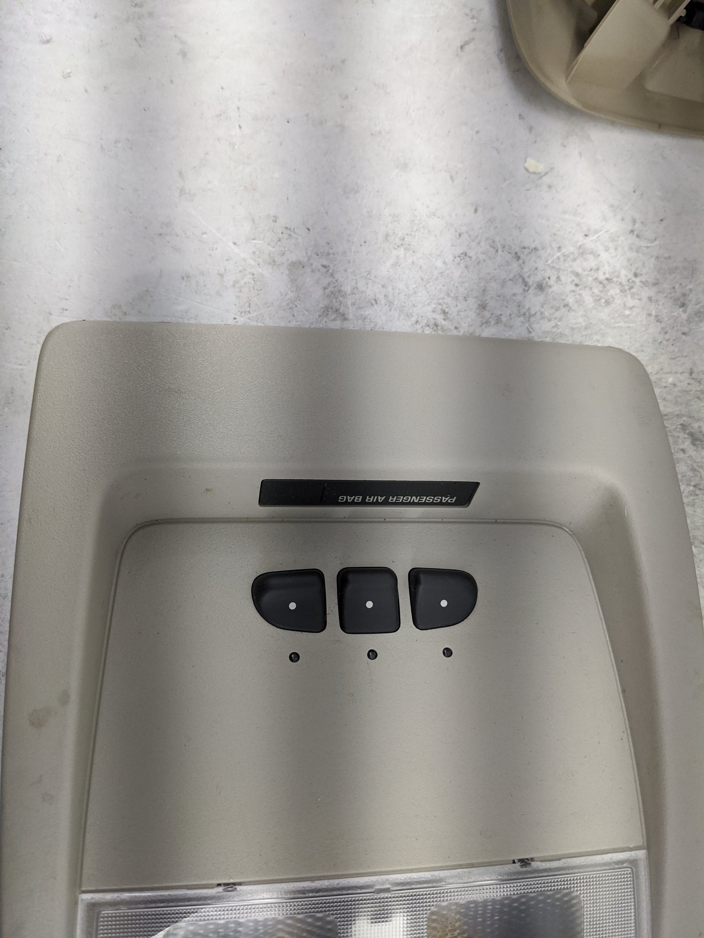 2007 Gmc Yukon Overhead Roof Console Tan - Oemusedautoparts1.com