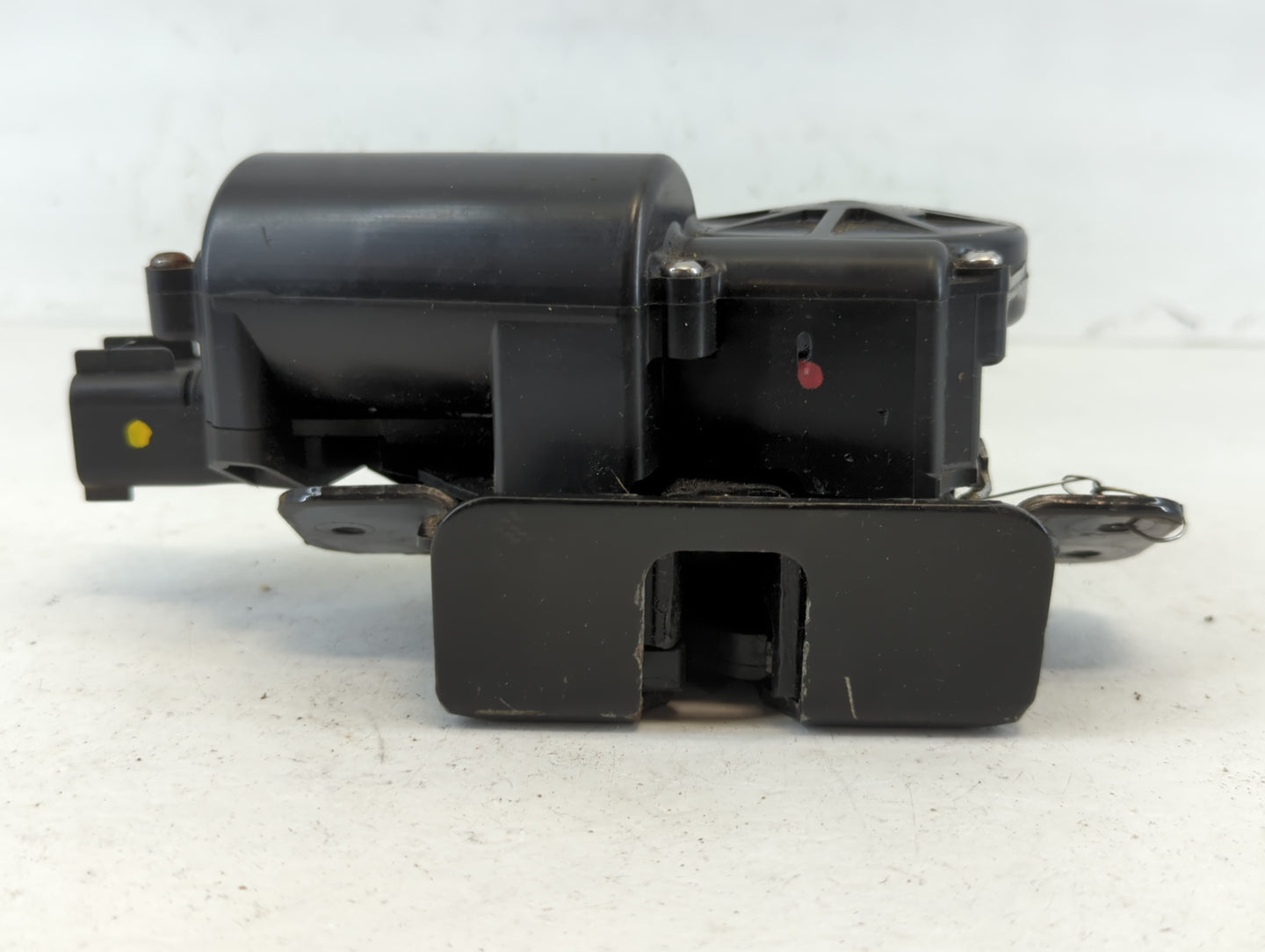 2007-2014 Gmc Yukon Tailgate Lock Latch Actuator675380 - Oemusedautoparts1.com