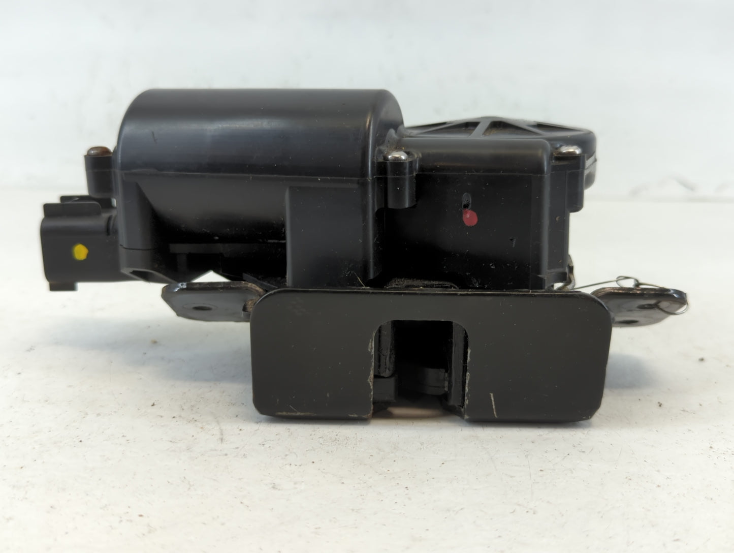 2007-2014 Gmc Yukon Tailgate Lock Latch Actuator675380 - Oemusedautoparts1.com