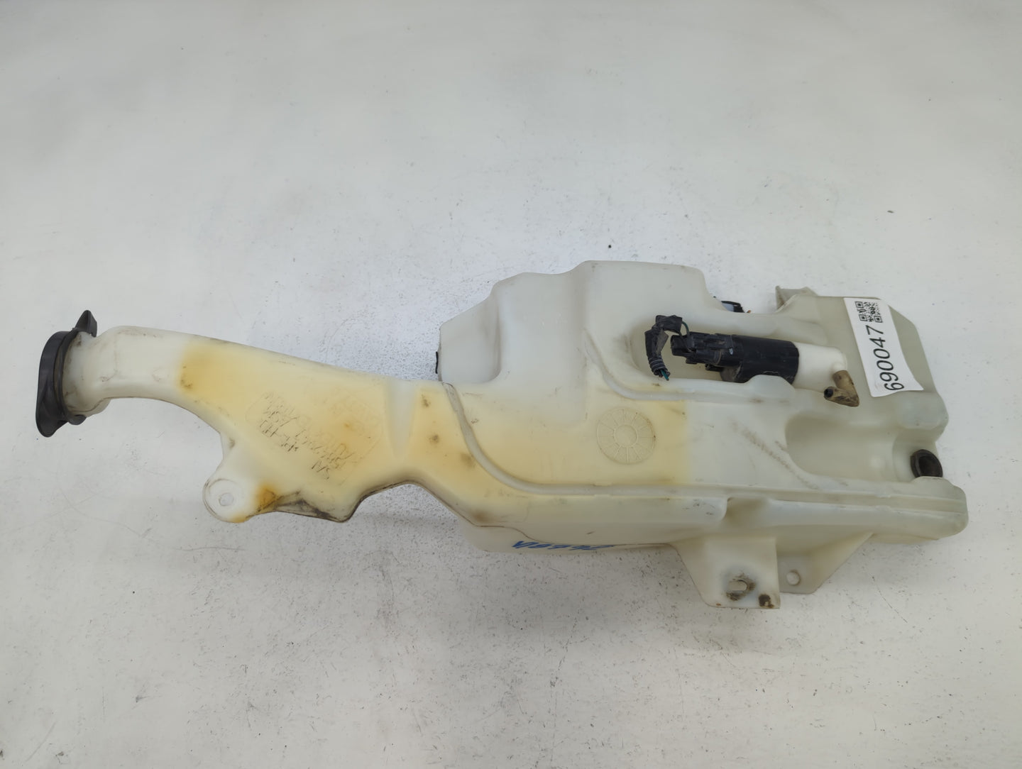 Gmc Yukon Xl Windshield Washer Fluid Reservoir Bottle Oem - Oemusedautoparts1.com