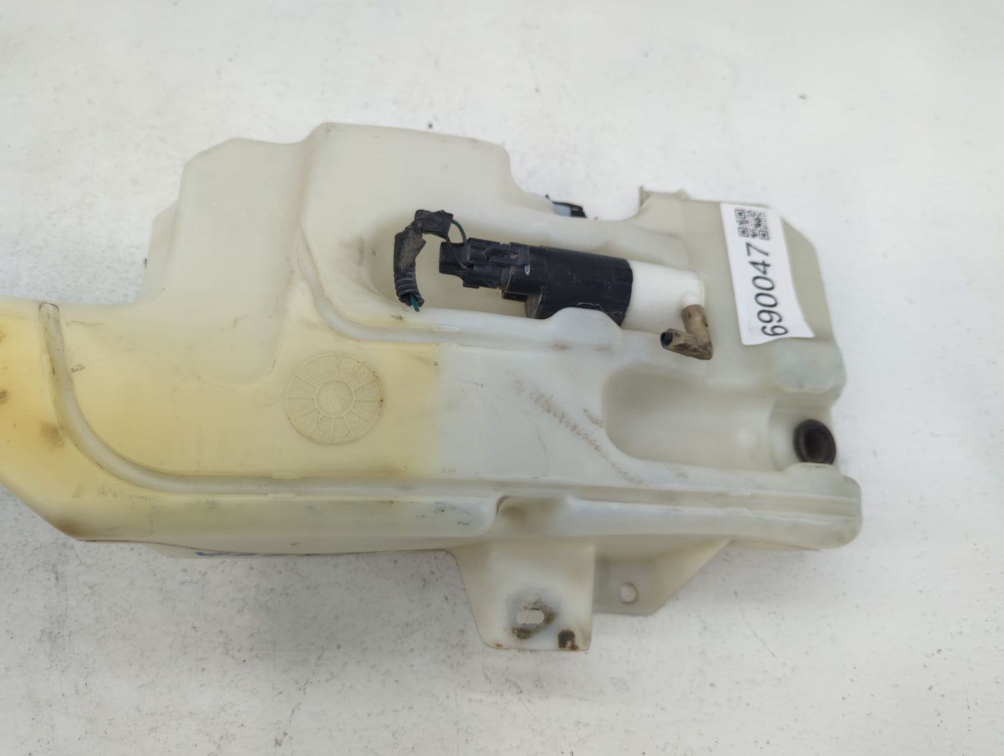 Gmc Yukon Xl Windshield Washer Fluid Reservoir Bottle Oem - Oemusedautoparts1.com