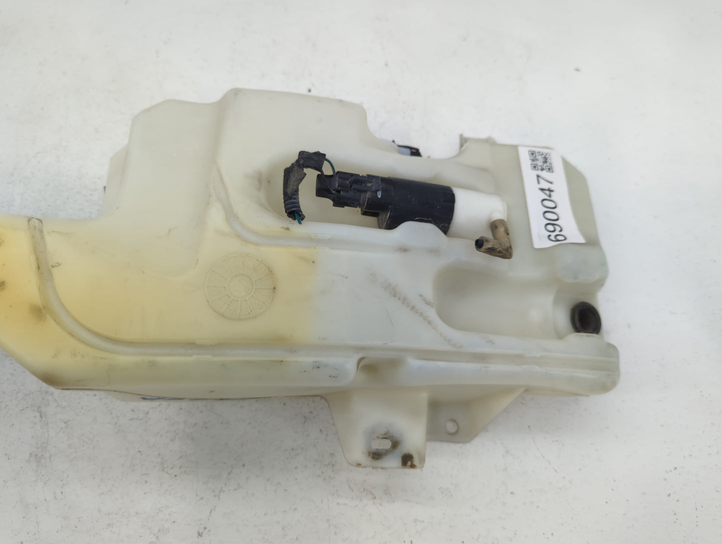 Gmc Yukon Xl Windshield Washer Fluid Reservoir Bottle Oem - Oemusedautoparts1.com