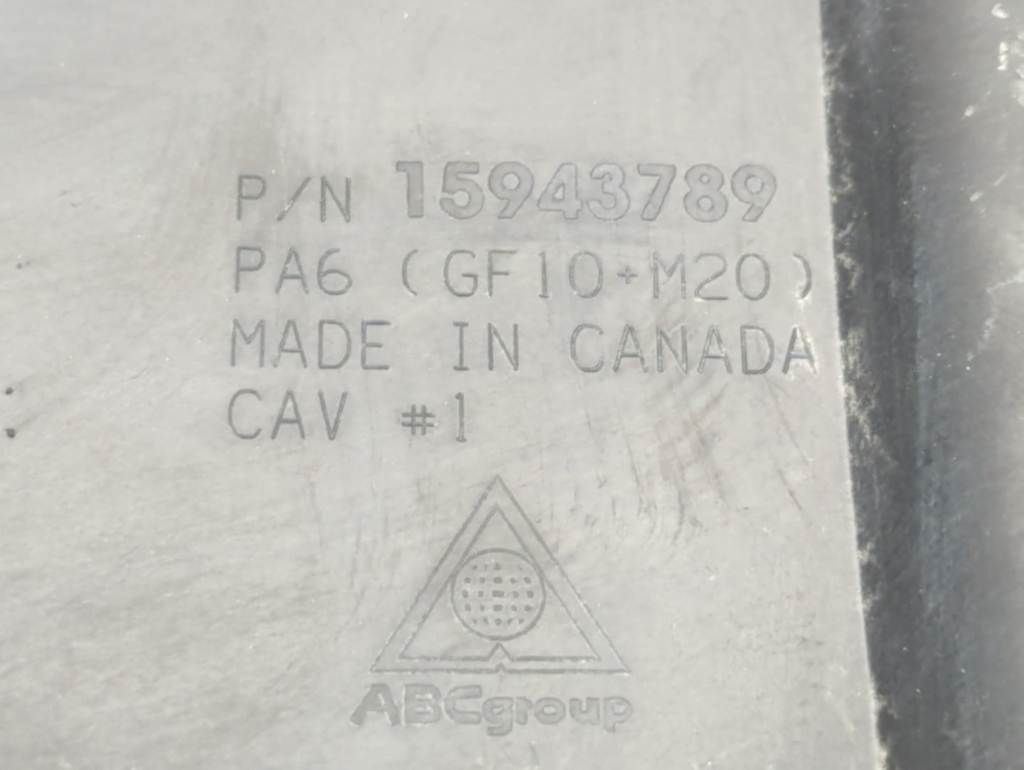 2007 Gmc Yukon Xl Engine Cover - Oemusedautoparts1.com