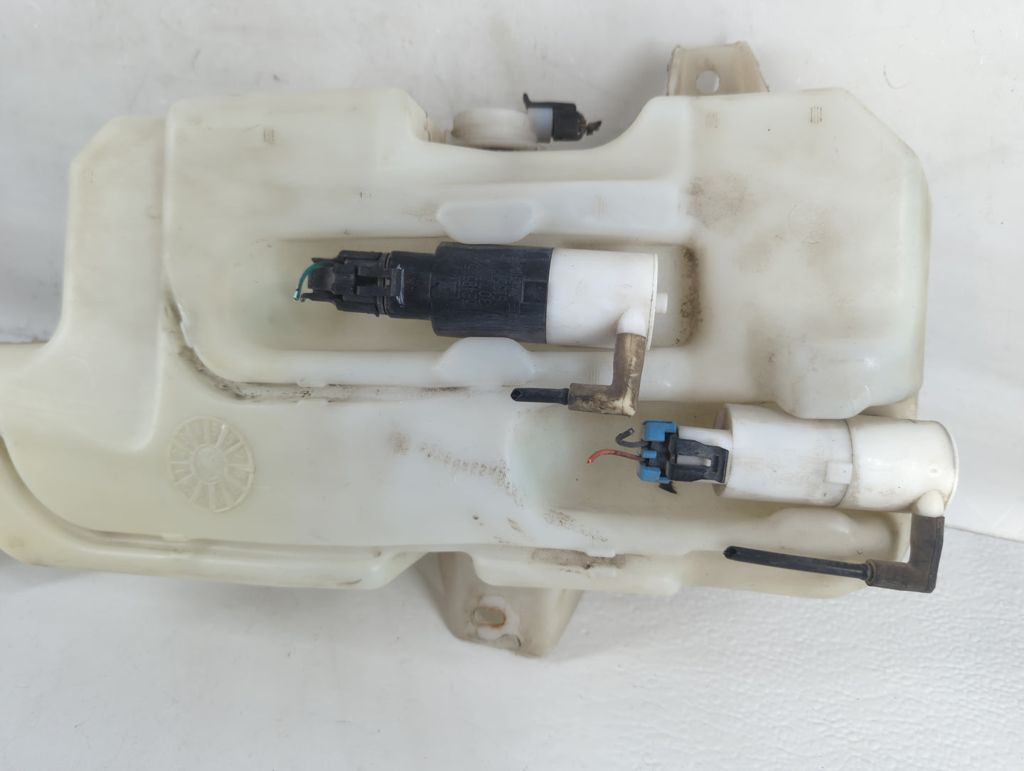 2007-2014 Gmc Yukon Xl 1500 Windshield Washer Fluid Reservoir Bottle Oem - Oemusedautoparts1.com