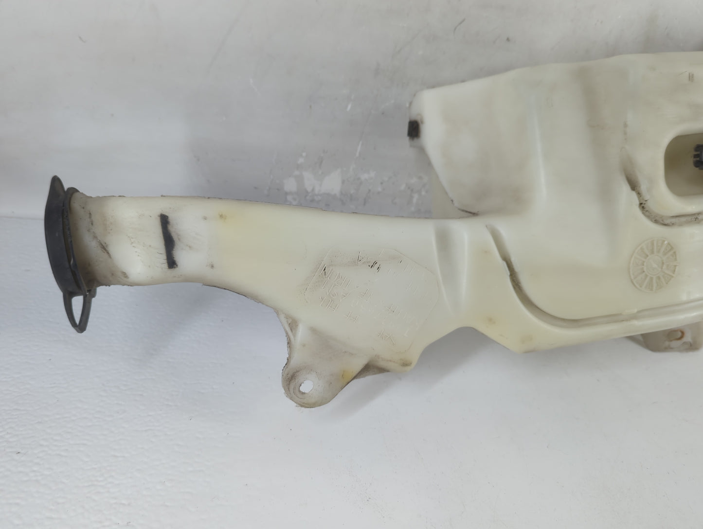 2007-2014 Gmc Yukon Xl 1500 Windshield Washer Fluid Reservoir Bottle Oem - Oemusedautoparts1.com
