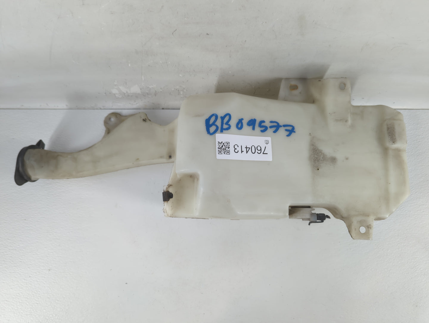 2007-2014 Gmc Yukon Xl 1500 Windshield Washer Fluid Reservoir Bottle Oem - Oemusedautoparts1.com