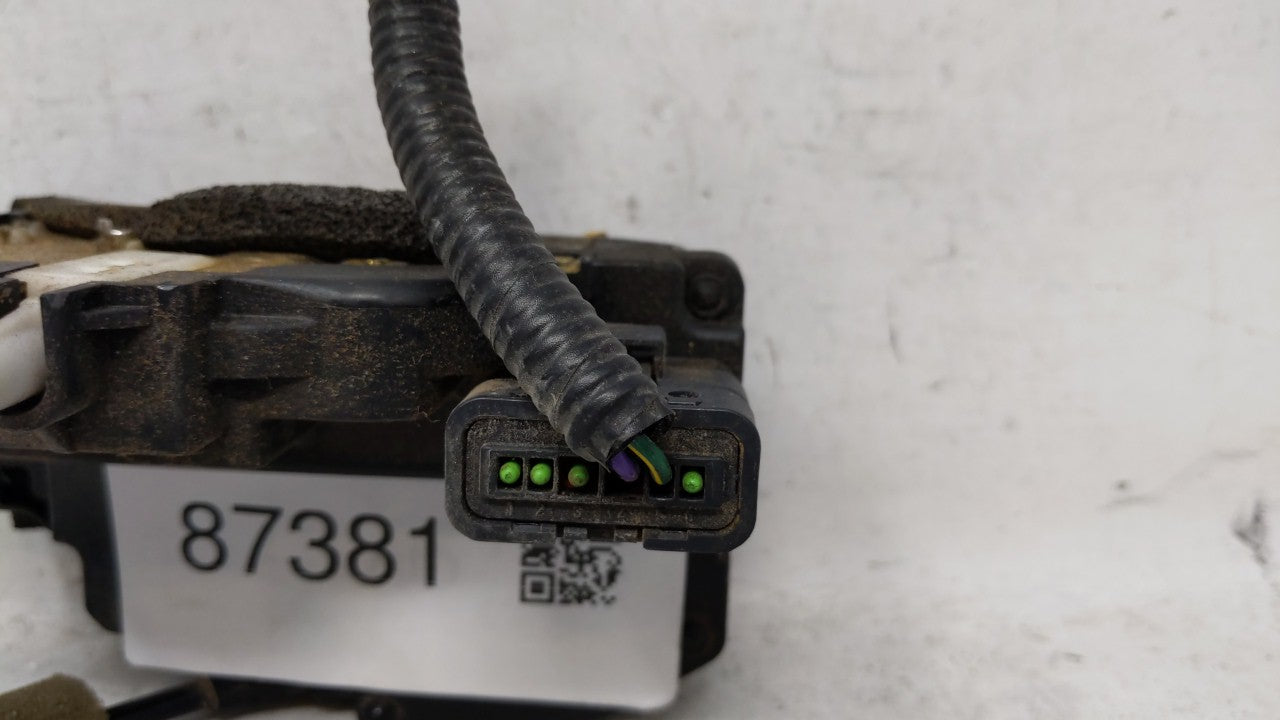 2007 Gmc Yukon Xl 1500 Left Driver Seat Belt Rear Retractor - Oemusedautoparts1.com