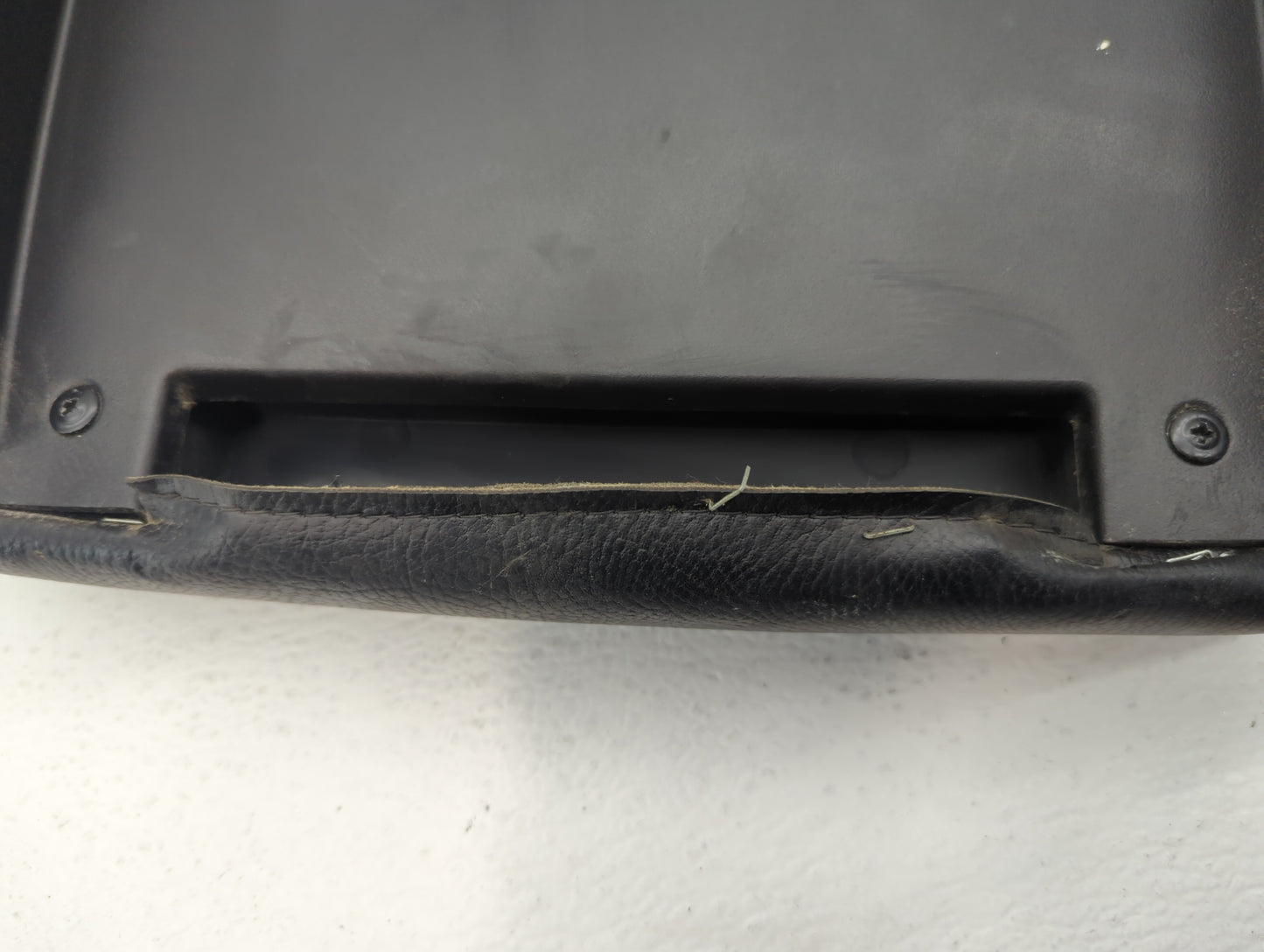 2007 Gmc Yukon Xl 2500 Center Console Armrest Cover Lid Black - Oemusedautoparts1.com