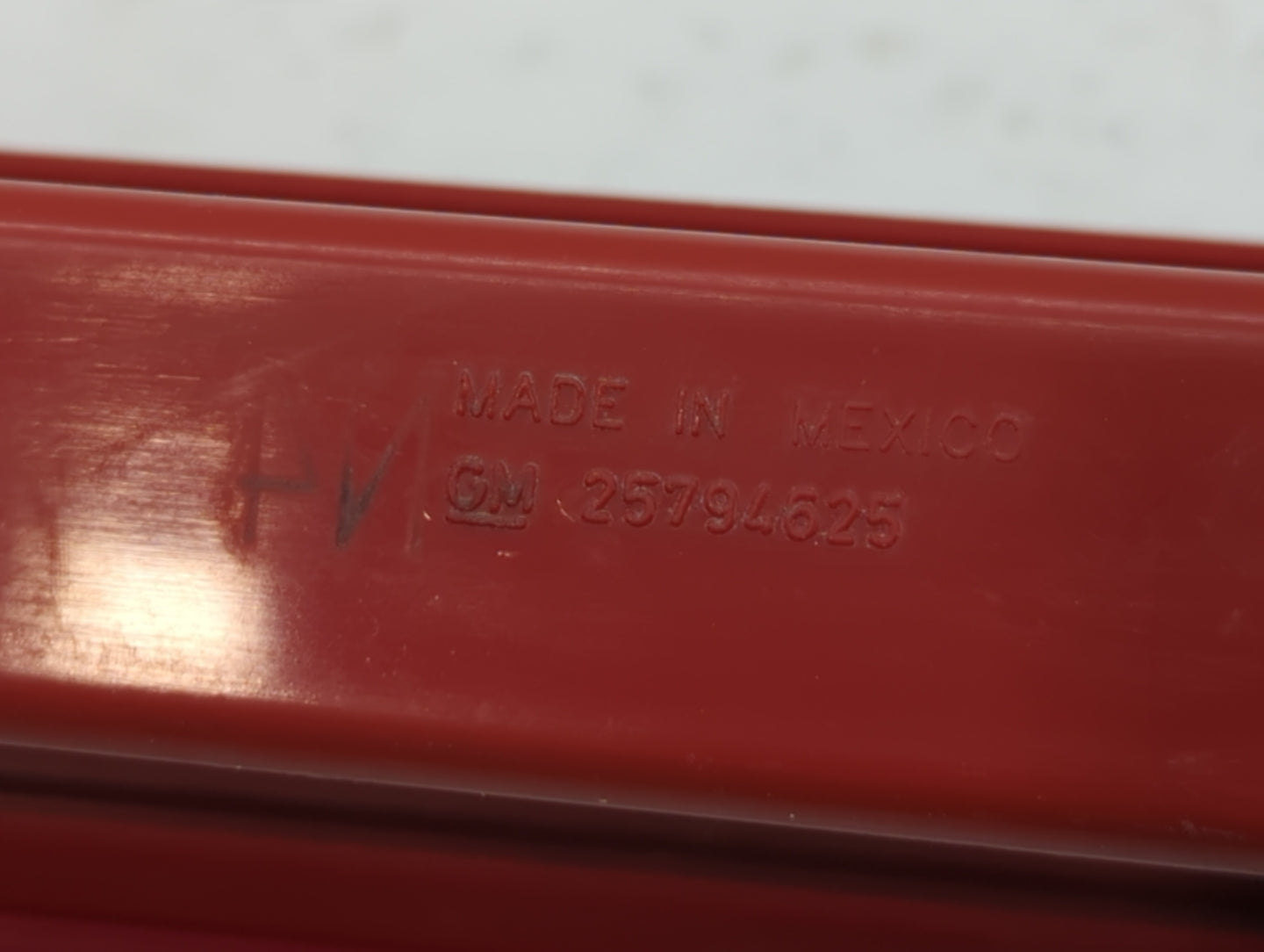 2007 Gmc Yukon Xl 2500 Third Brake Light Tail Light P/N:25794525 Fits OEM Used Auto Parts - Oemusedautoparts1.com