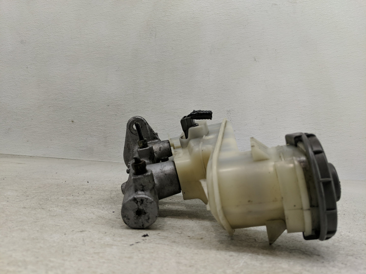 2003-2007 Honda Accord Brake Master Cylinder - Oemusedautoparts1.com