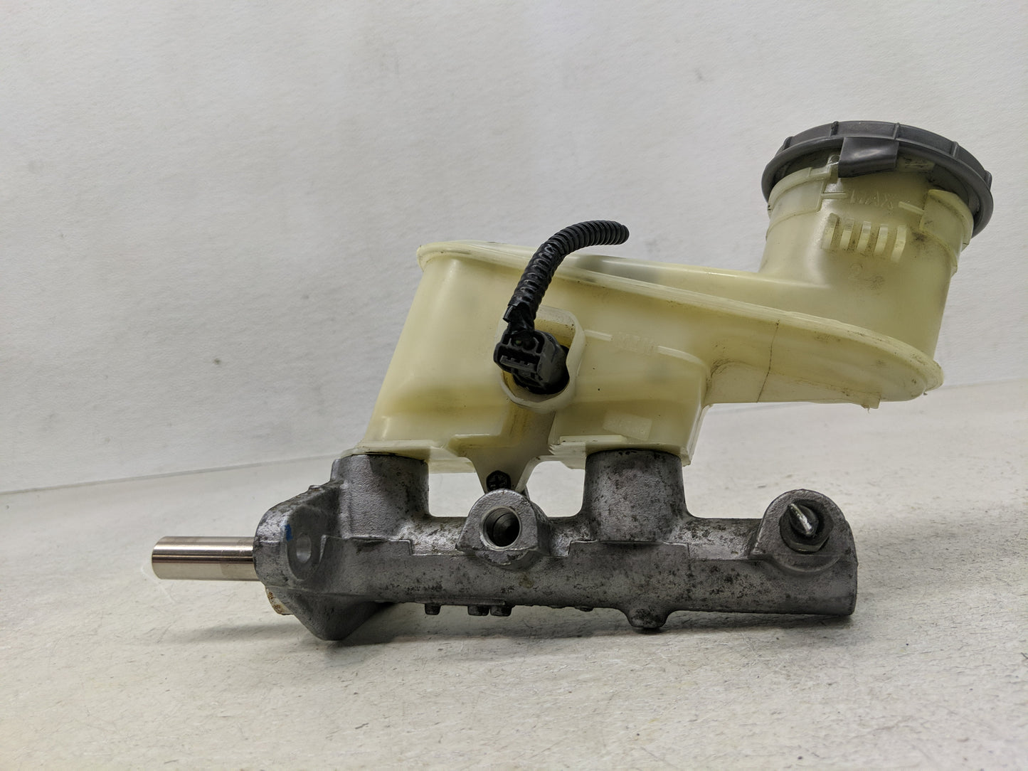 2005-2007 Honda Accord Brake Master Cylinder 1300392 - Oemusedautoparts1.com