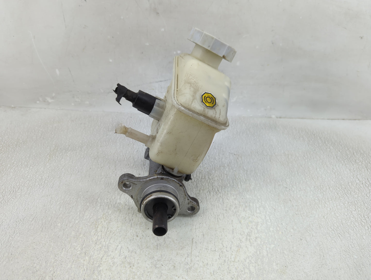2006-2011 Hyundai Accent Brake Master Cylinder 1310372 - Oemusedautoparts1.com