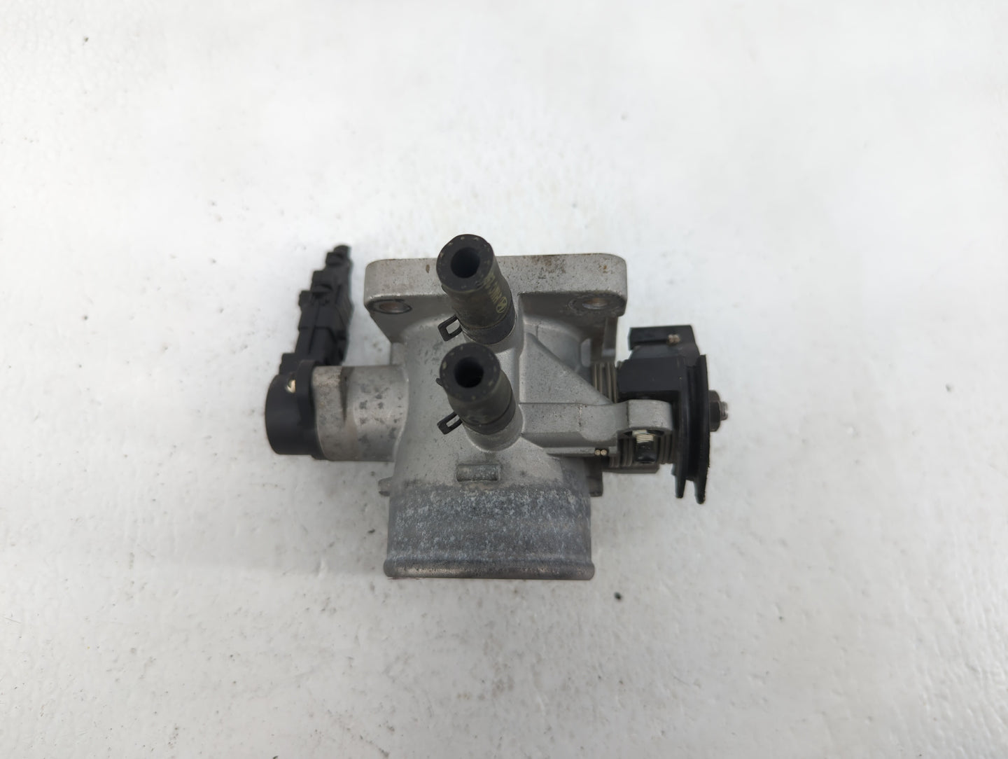 2006-2011 Hyundai Accent Throttle Body P/N:35100-26860 35170-26900 Fits Fits 2006 2007 2008 2009 2010 2011 OEM Used Auto Par