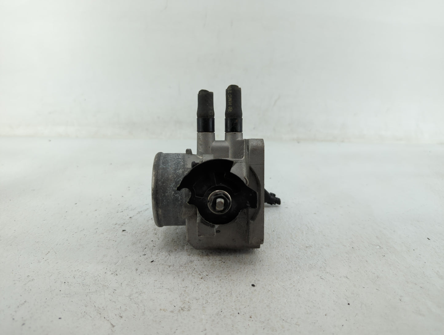 2006-2011 Hyundai Accent Throttle Body P/N:35100-26860 35170-26900 Fits Fits 2006 2007 2008 2009 2010 2011 OEM Used Auto Par