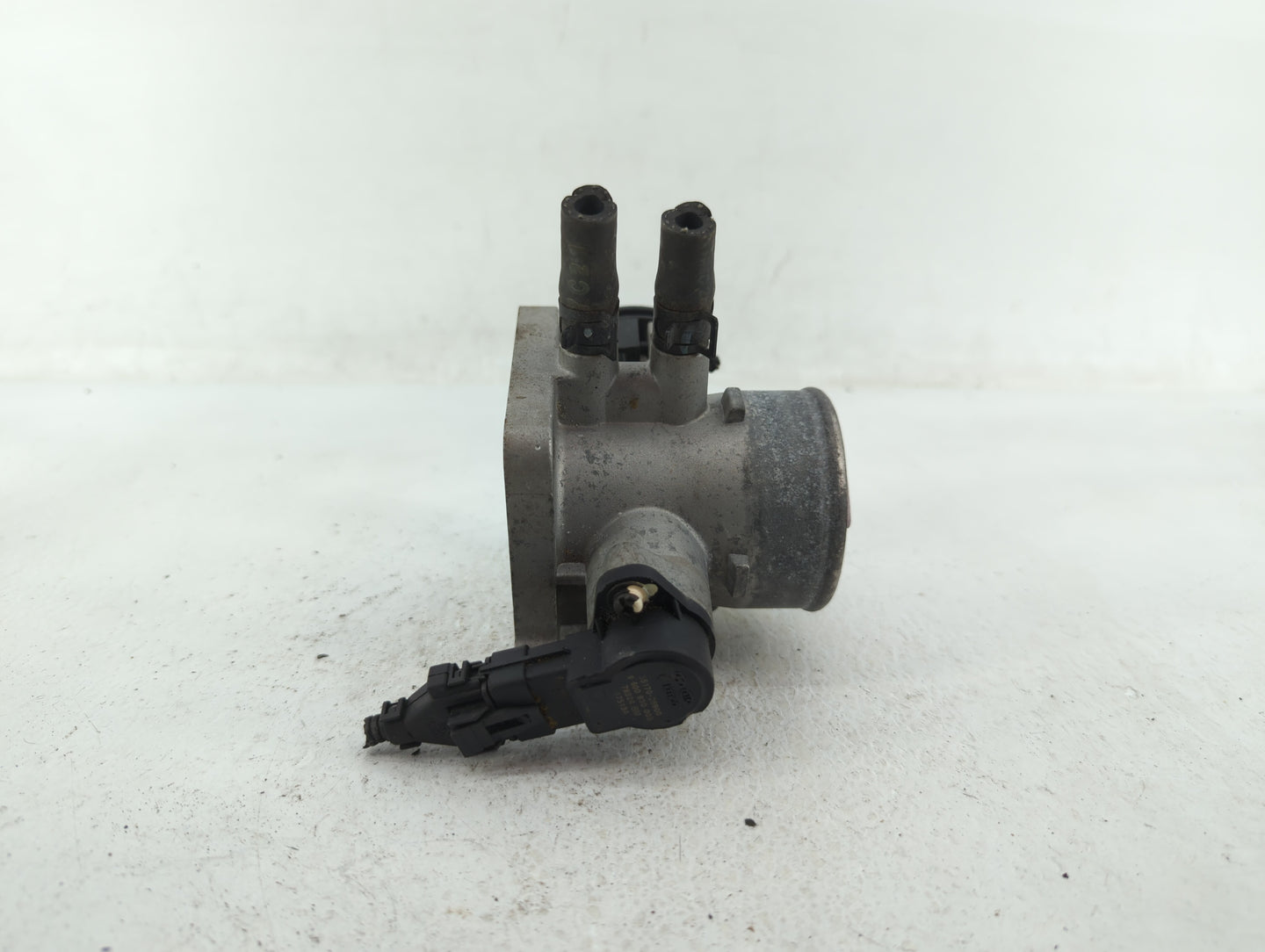 2006-2011 Hyundai Accent Throttle Body P/N:35100-26860 35170-26900 Fits Fits 2006 2007 2008 2009 2010 2011 OEM Used Auto Par