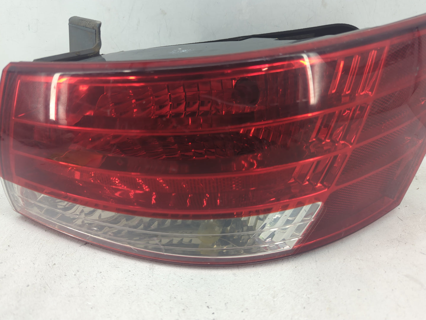 2006 Hyundai Sonata Passenger Right Side Deck Lid Mounted Tail Light - Oemusedautoparts1.com