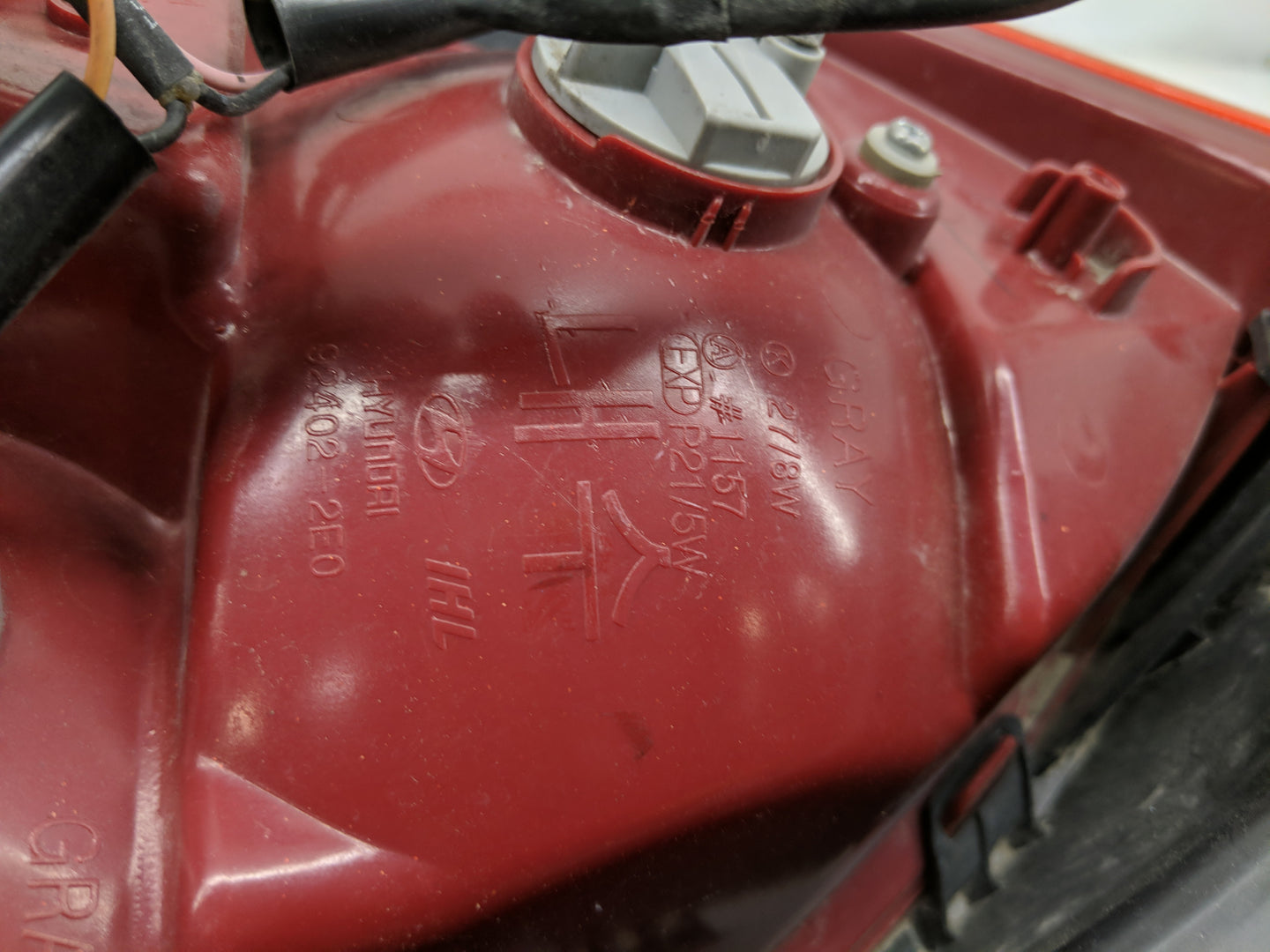 2005-2009 Hyundai Tucson Tail Light Assembly Driver Left OEM P/N:92402-2E0 Fits Fits 2005 2006 2007 2008 2009 OEM Used Auto 