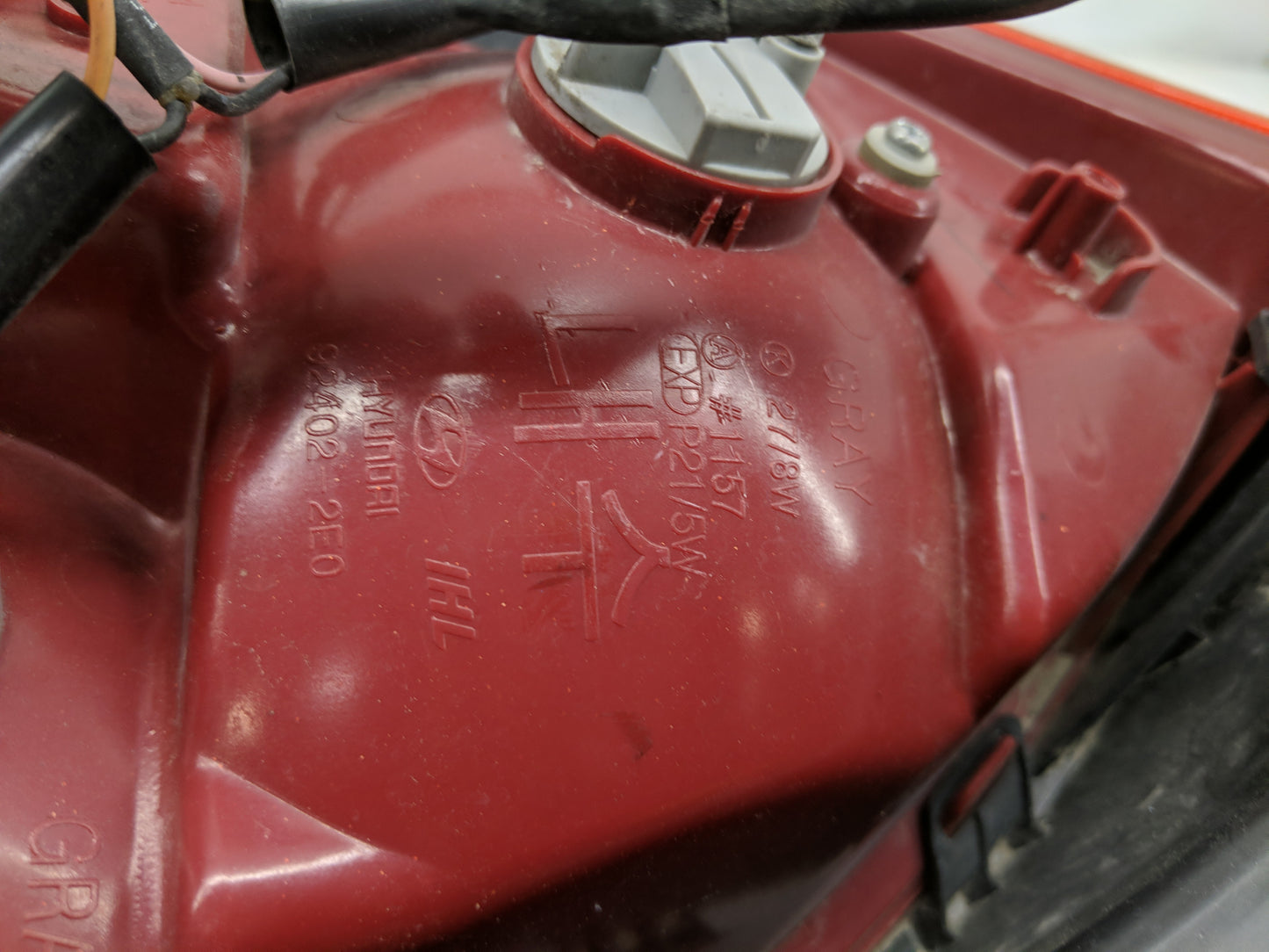 2005-2009 Hyundai Tucson Tail Light Assembly Driver Left OEM P/N:92402-2E0 Fits Fits 2005 2006 2007 2008 2009 OEM Used Auto 