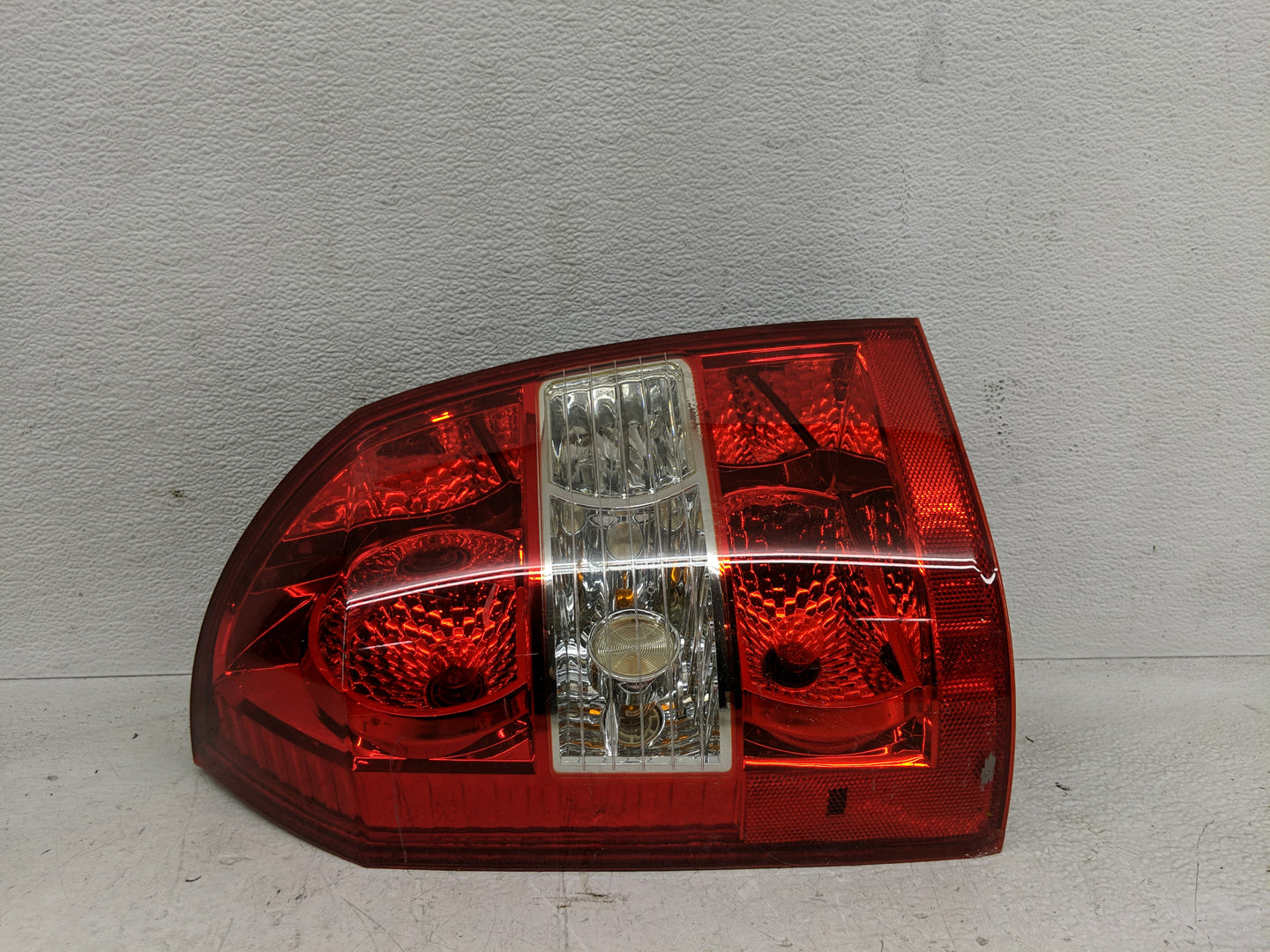 2005-2009 Hyundai Tucson Tail Light Assembly Driver Left OEM P/N:92401-2E0 Fits Fits 2005 2006 2007 2008 2009 OEM Used Auto 