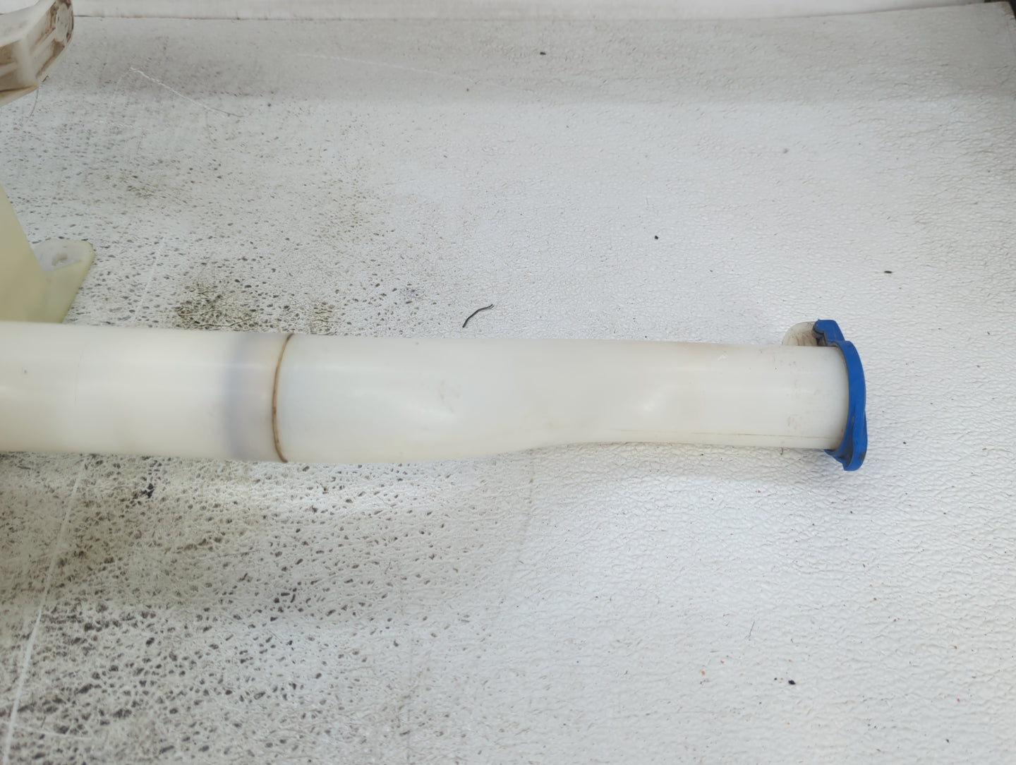 2005-2009 Hyundai Tucson Windshield Washer Fluid Reservoir Bottle Oem - Oemusedautoparts1.com