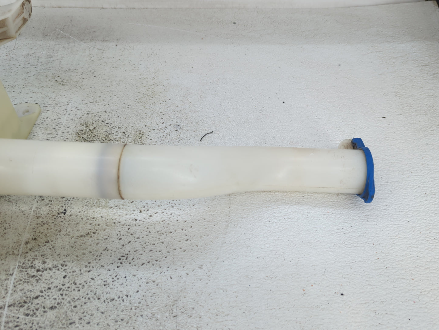 2005-2009 Hyundai Tucson Windshield Washer Fluid Reservoir Bottle Oem - Oemusedautoparts1.com